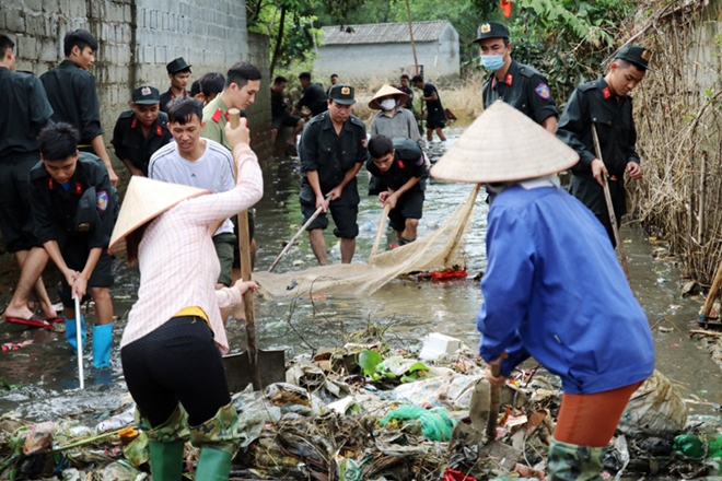 Cảnh sát cơ động giúp dân dọn dẹp vệ sinh môi trường sau lũ - Ảnh minh hoạ 4