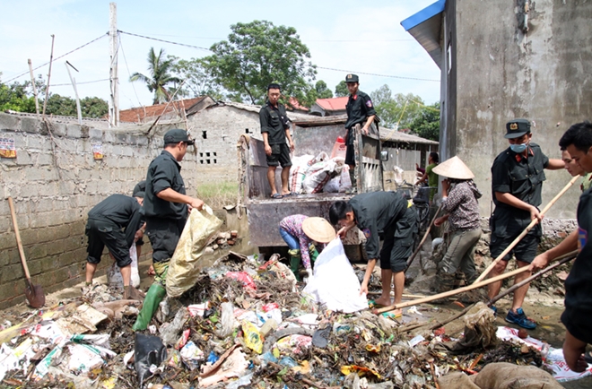 Cảnh sát cơ động giúp dân dọn dẹp vệ sinh môi trường sau lũ - Ảnh minh hoạ 6