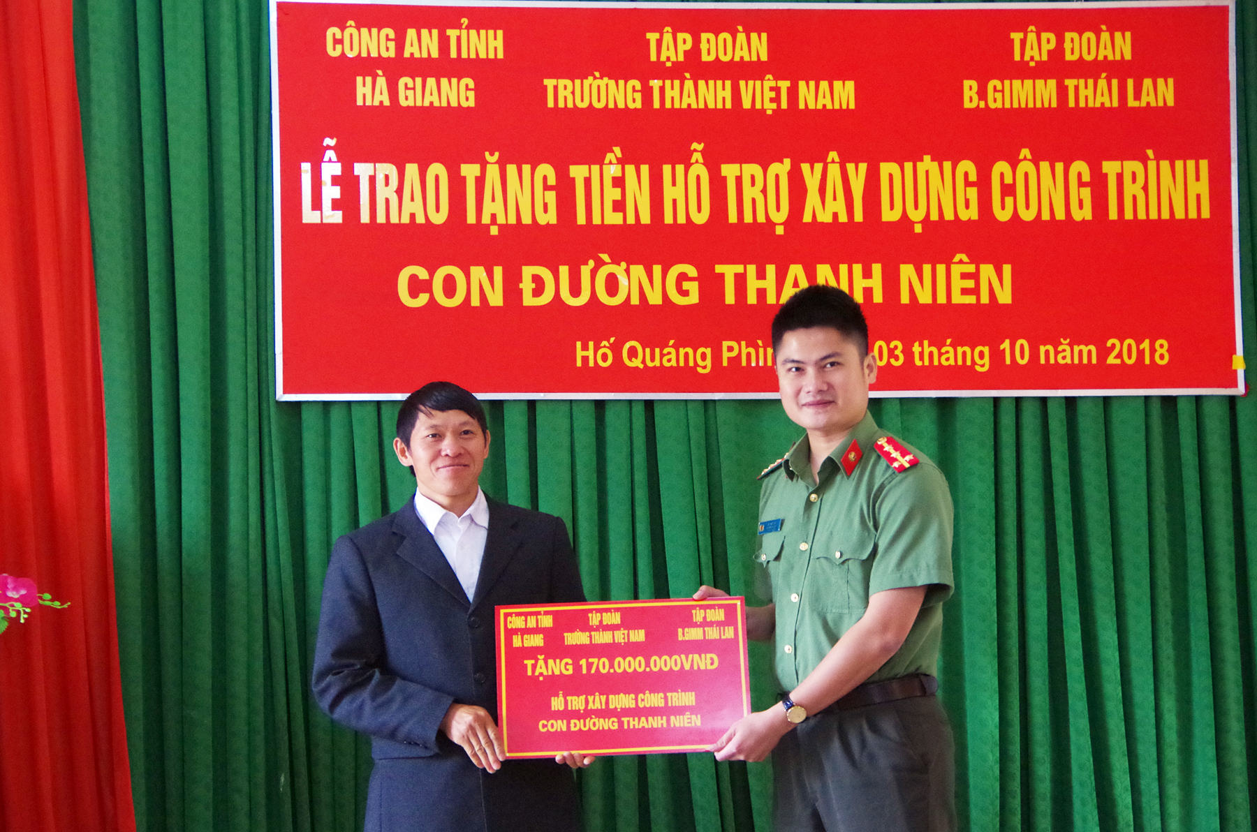 Tuổi trẻ Công an Hà Giang giúp người dân xây dựng đường liên thôn