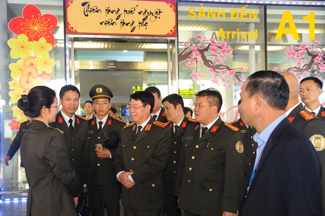 Thứ trưởng Bùi Văn Nam kiểm tra công tác ứng trực tại Sân bay Nội Bài - Ảnh minh hoạ 3