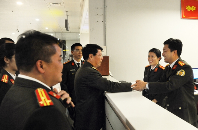 Thứ trưởng Bùi Văn Nam kiểm tra công tác ứng trực tại Sân bay Nội Bài - Ảnh minh hoạ 4