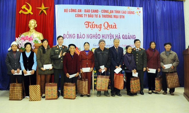 Thứ trưởng Nguyễn Văn Sơn tặng quà đồng bào nghèo ở Cao Bằng - Ảnh minh hoạ 7