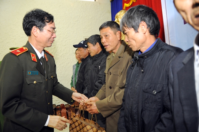 Thứ trưởng Nguyễn Văn Sơn tặng quà đồng bào nghèo ở Cao Bằng - Ảnh minh hoạ 6