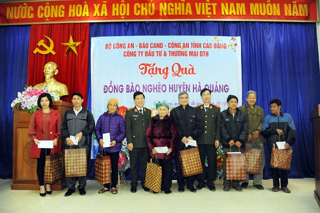 Thứ trưởng Nguyễn Văn Sơn tặng quà đồng bào nghèo ở Cao Bằng - Ảnh minh hoạ 5