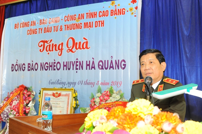 Thứ trưởng Nguyễn Văn Sơn tặng quà đồng bào nghèo ở Cao Bằng