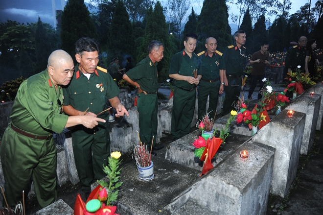 Nghĩa trang Liệt sĩ quốc gia Vị Xuyên rực sáng trong đêm thiêng liêng  1 - Ảnh minh hoạ 9