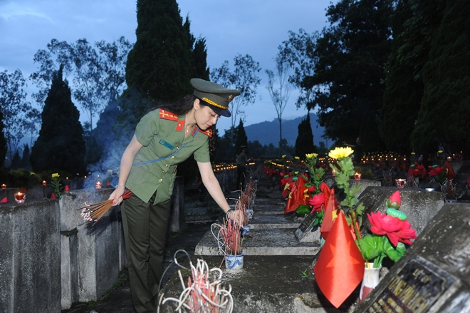 Nghĩa trang Liệt sĩ quốc gia Vị Xuyên rực sáng trong đêm thiêng liêng  1 - Ảnh minh hoạ 10