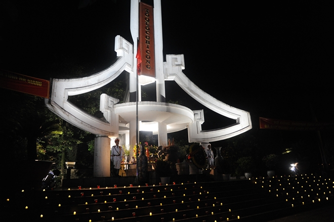 Nghĩa trang Liệt sĩ quốc gia Vị Xuyên rực sáng trong đêm thiêng liêng - Ảnh minh hoạ 3