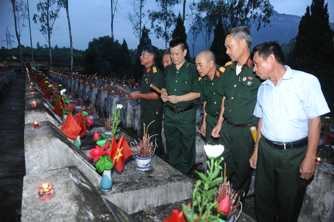 Nghĩa trang Liệt sĩ quốc gia Vị Xuyên rực sáng trong đêm thiêng liêng  1 - Ảnh minh hoạ 15
