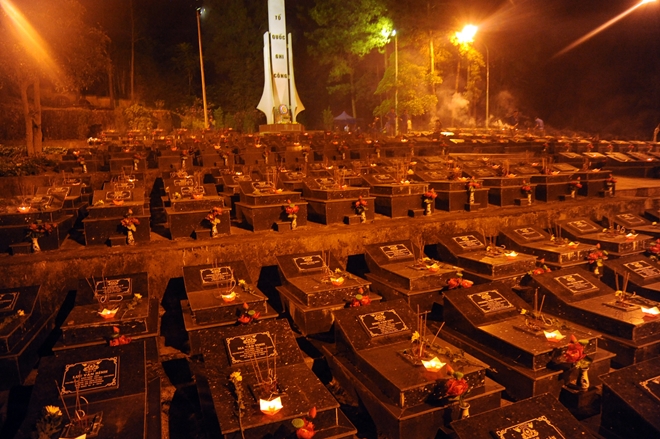 Trăm ngọn nến lung linh tri ân các anh hùng, liệt sỹ tại Nghĩa trang Trà Lĩnh - Ảnh minh hoạ 10