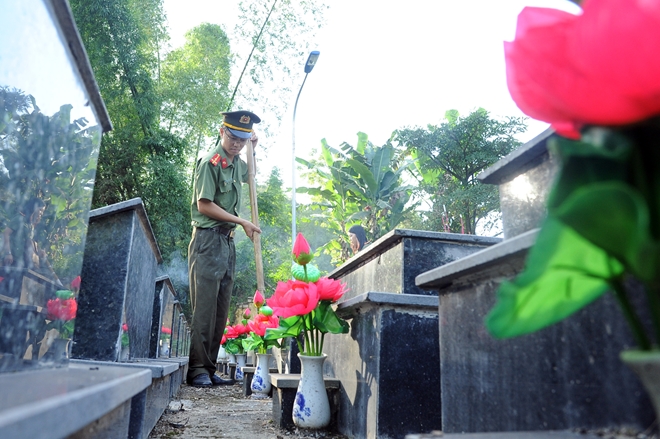 Trăm ngọn nến lung linh tri ân các anh hùng, liệt sỹ tại Nghĩa trang Trà Lĩnh - Ảnh minh hoạ 13