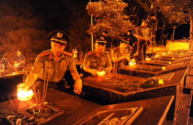 Trăm ngọn nến lung linh tri ân các anh hùng, liệt sỹ tại Nghĩa trang Trà Lĩnh - Ảnh minh hoạ 8