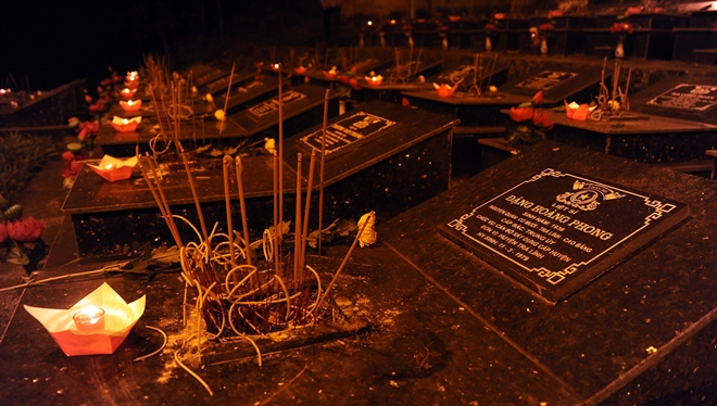 Trăm ngọn nến lung linh tri ân các anh hùng, liệt sỹ tại Nghĩa trang Trà Lĩnh - Ảnh minh hoạ 9