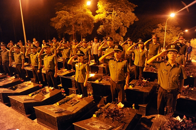 Trăm ngọn nến lung linh tri ân các anh hùng, liệt sỹ tại Nghĩa trang Trà Lĩnh - Ảnh minh hoạ 2