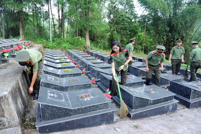 Trăm ngọn nến lung linh tri ân các anh hùng, liệt sỹ tại Nghĩa trang Trà Lĩnh - Ảnh minh hoạ 12