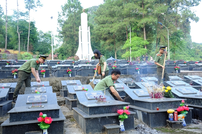 Trăm ngọn nến lung linh tri ân các anh hùng, liệt sỹ tại Nghĩa trang Trà Lĩnh - Ảnh minh hoạ 11