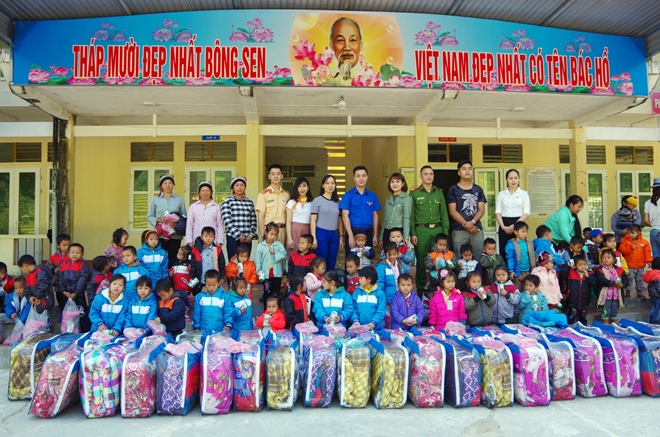 Sẻ chia khó khăn với các em học sinh vùng biên tại Hà Giang