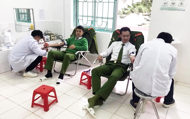 Hai chiến sỹ Công an Cao Bằng hiến máu kịp thời cho bệnh nhân - Ảnh minh hoạ 2