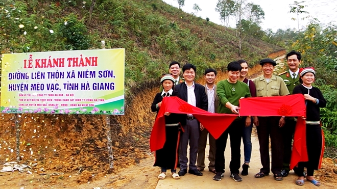 Công an Hà Giang vận động xây dựng đường liên thôn xã Niêm Sơn