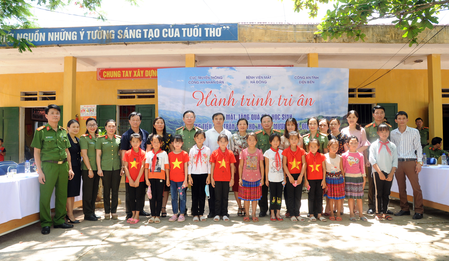 Cục Truyền thông CAND sẻ chia khó khăn với đồng bào huyện Mường Nhé