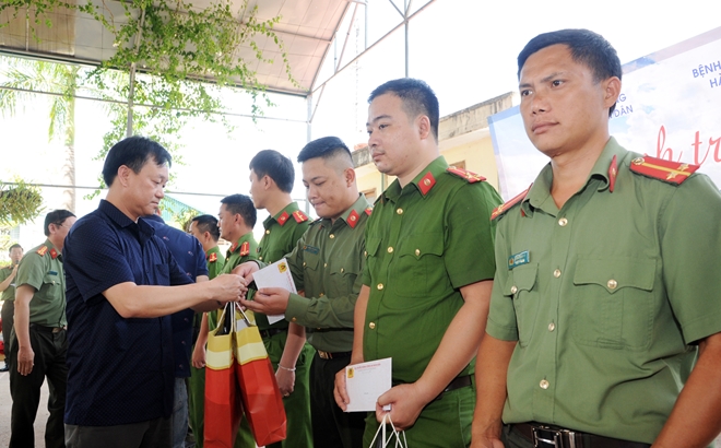 Cục Truyền thông CAND sẻ chia khó khăn với đồng bào huyện Mường Nhé - Ảnh minh hoạ 10