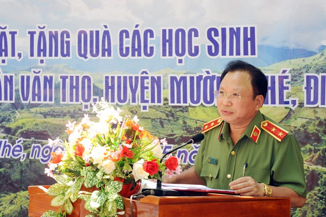 Cục Truyền thông CAND sẻ chia khó khăn với đồng bào huyện Mường Nhé