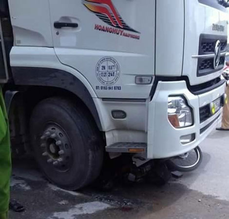 Xe tải ‘cuốn’ xe máy vào gầm, một người nguy kịch - ảnh 2