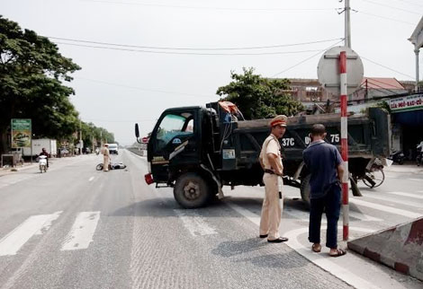 Xe máy phóng nhanh đâm vào đầu xe tải, một người nguy kịch - ảnh 3