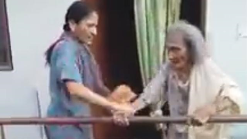 Cụ bà 85 tuổi bị con gái đánh bầm dập vì “không nghe lời”