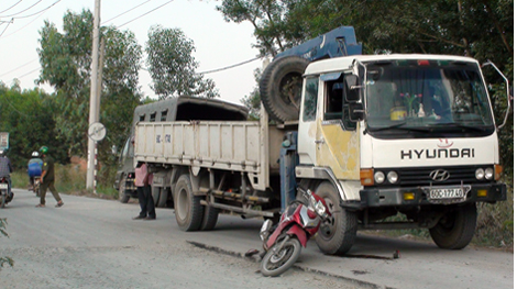 Tránh đường đang thi công, một phụ nữ bị xe tải cán nát chân