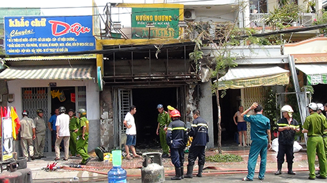 Ngáo đá chết cháy khi  lao vào cửa hàng gas châm lửa đốt