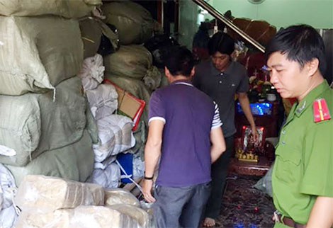 Gần 2 tấn ruột heo Trung Quốc làm lạp xưởng có chất liệu như nilon