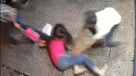 Truy bắt hai kẻ cướp gây thương tích cho cô gái