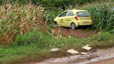 Xe taxi nổ lốp, tài xế chết bí ẩn giữa quốc lộ