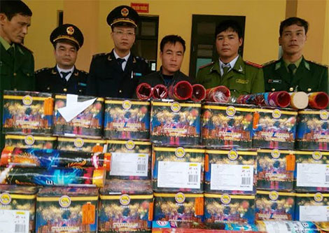 Xe biển sổ Lào vận chuyển pháo lậu số lượng lớn qua biên giới