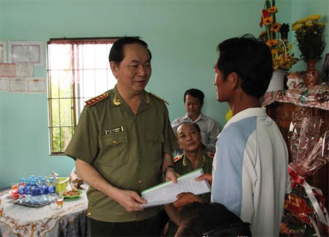 Bộ trưởng Trần Đại Quang dự lễ bàn giao nhà tình nghĩa cho thân nhân liệt sỹ CAND