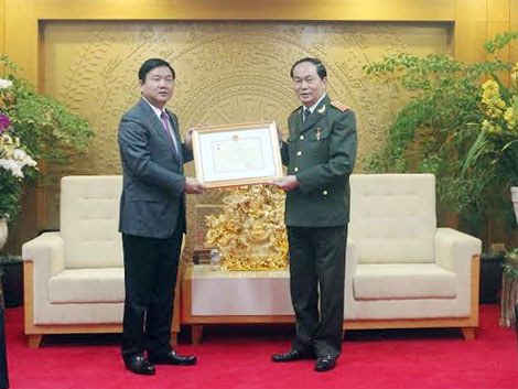 Trao Kỷ niệm chương Vì sự nghiệp phát triển GTVT Việt Nam tặng Bộ trưởng Trần Đại Quang