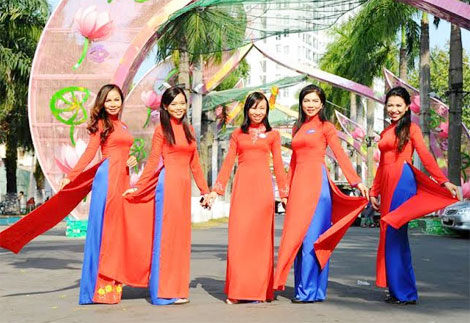 Tôn vinh tà áo dài Việt