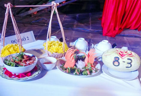  Phụ nữ Hội An hăng say trổ tài vào bếp