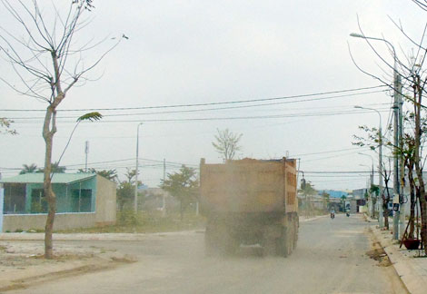 Nơi người dân phải "lén lút" ăn cơm để "trốn" bụi