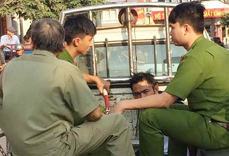 Bắt 2 kẻ 'nhảy xe' trước cây ATM