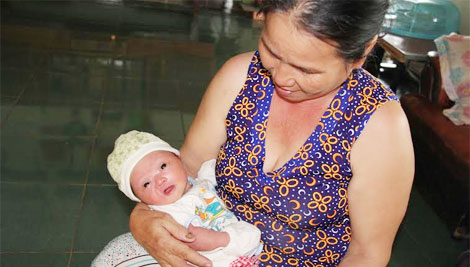 Bé sơ sinh bỏ trong bọc nilon bên lề đường