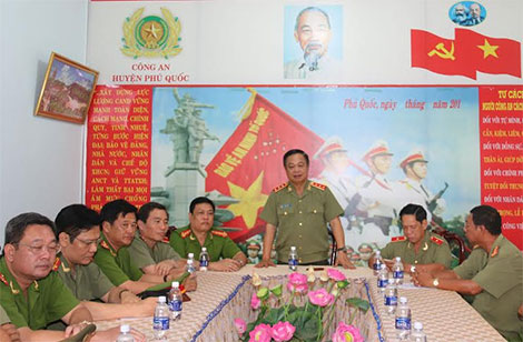Thứ trưởng Phạm Dũng thăm và làm việc với Công an huyện Phú Quốc (Kiên Giang)