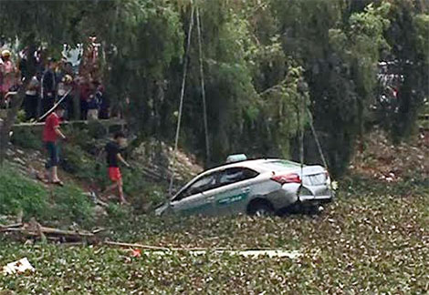 Sáng ra bàng hoàng phát hiện 4 người tử vong trong taxi lao xuống hồ 