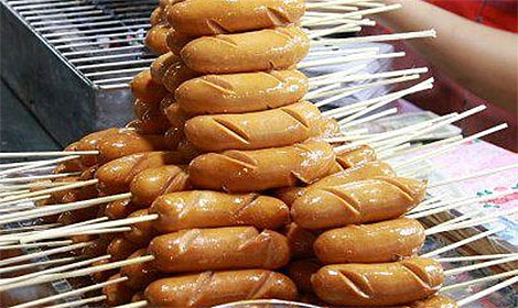 Thu giữ hơn 2 tấn xúc xích bẩn ở Hà Nội