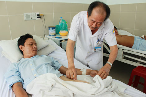 Suýt mất chân vì nhờ thầy lang vườn nắn gân