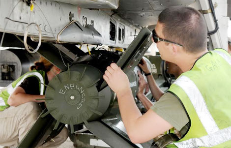 Anh mang bom cường kích Enhanced Paveway III đào xới hầm ngầm kiên cố của IS