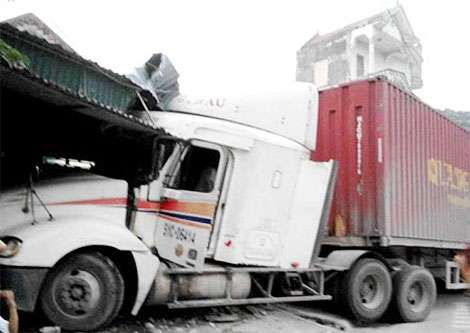 Hung thần mất lái lao thẳng vào nhà dân