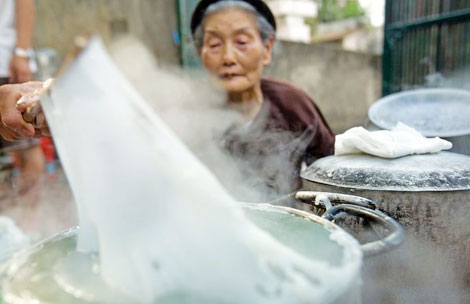 Bánh cuốn, sơn nước, và…