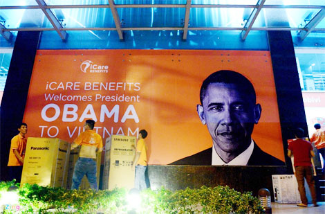 Bạn trẻ thích thú tạo dáng bên ảnh chào đón Tổng thống Mỹ